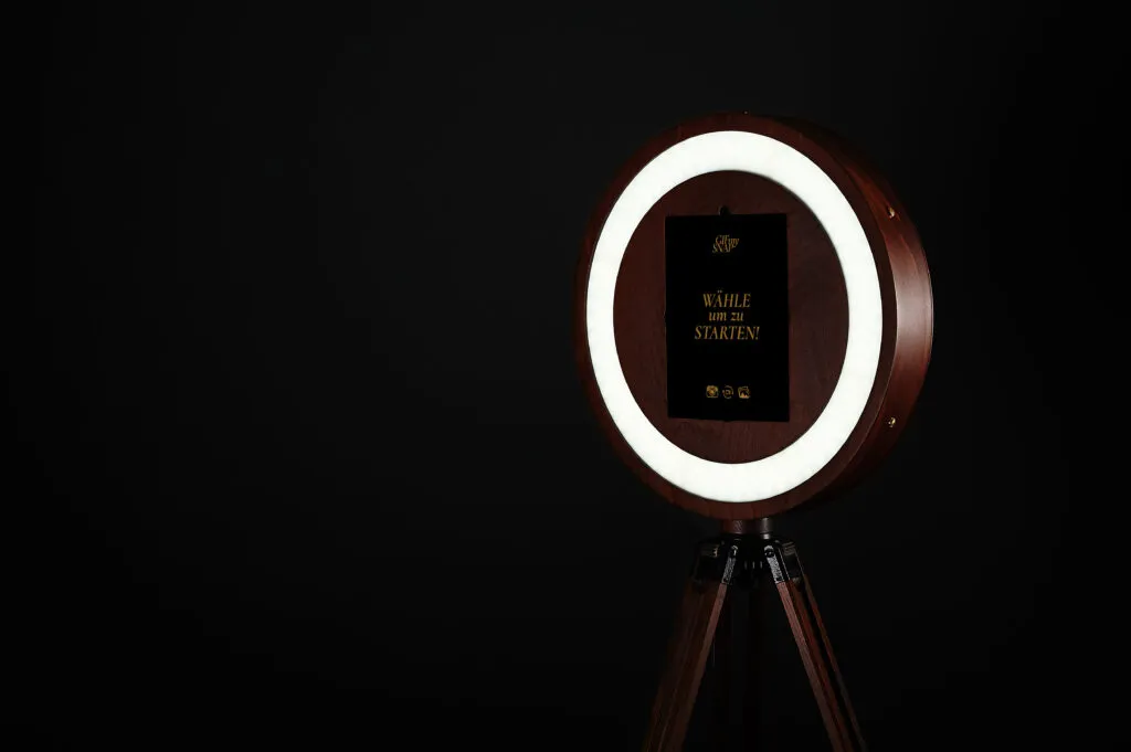 Die GIFmySNAP Fotobox – Formsprache und Lichtführung