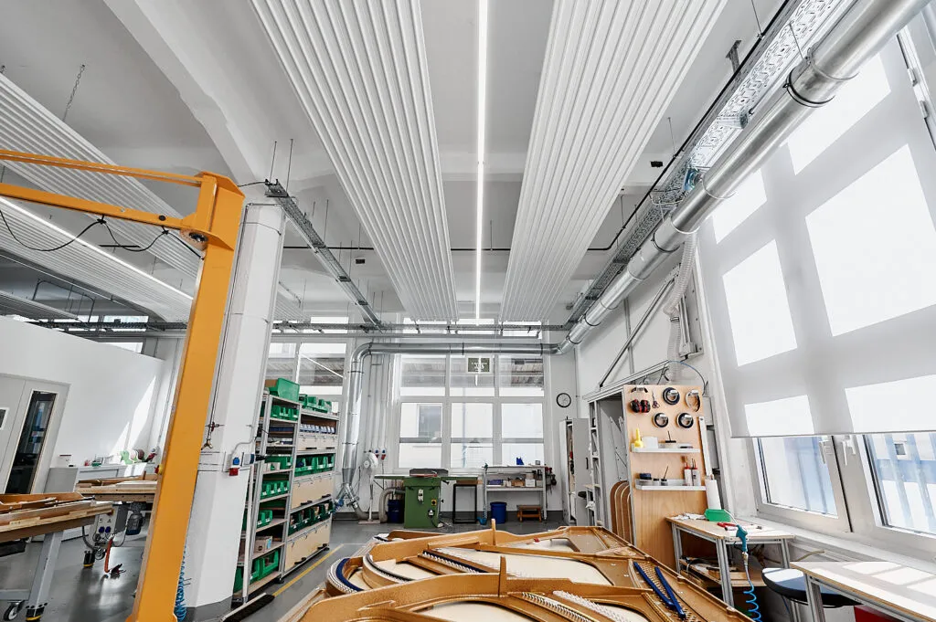 Industriefotografie bei Bechstein in Seifhennersdorf – Dokumentation der Zehnder‑Deckenheizung