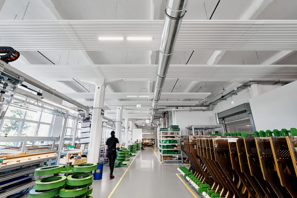Industriefotografie bei Bechstein in Seifhennersdorf – Dokumentation der Zehnder‑Deckenheizung