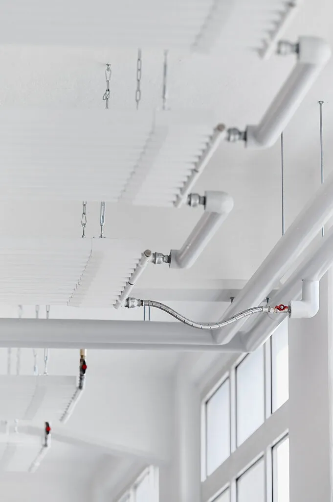 Industriefotografie bei Bechstein in Seifhennersdorf – Dokumentation der Zehnder‑Deckenheizung