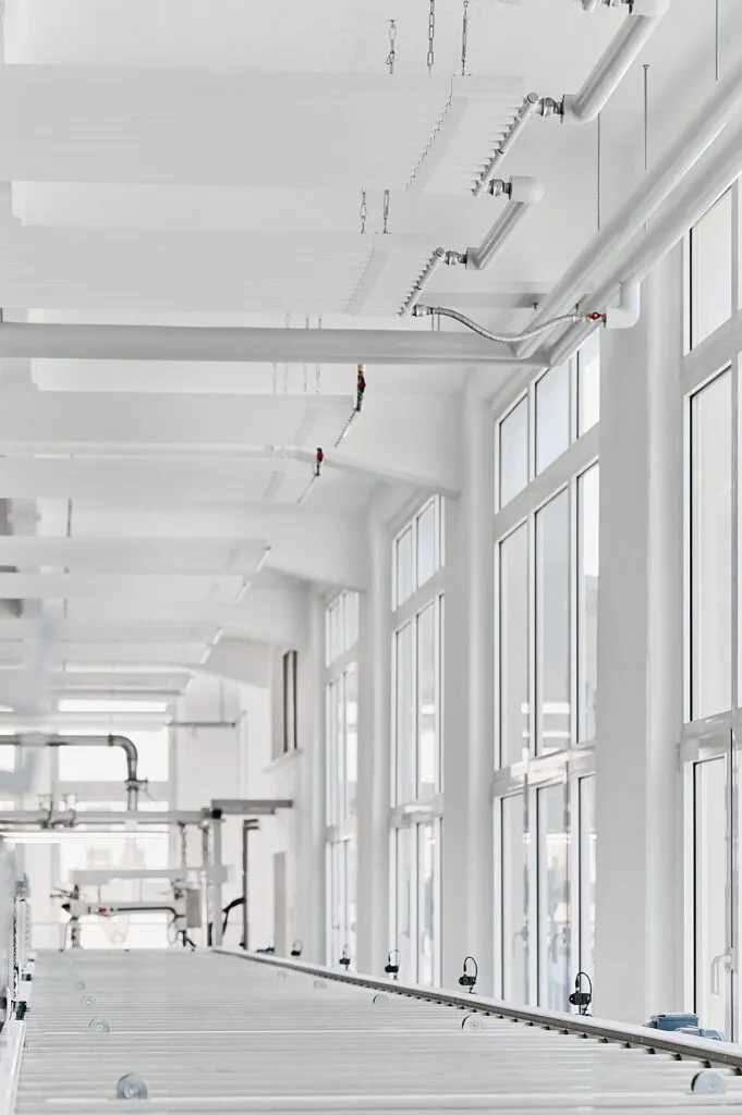 Industriefotografie bei Bechstein in Seifhennersdorf – Dokumentation der Zehnder‑Deckenheizung