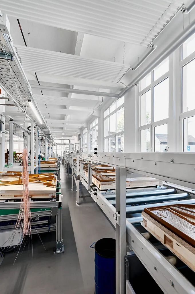Industriefotografie bei Bechstein in Seifhennersdorf – Dokumentation der Zehnder‑Deckenheizung