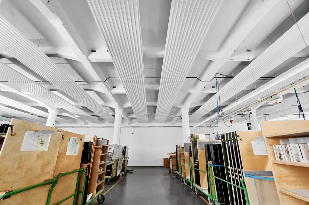 Industriefotografie bei Bechstein in Seifhennersdorf – Dokumentation der Zehnder‑Deckenheizung