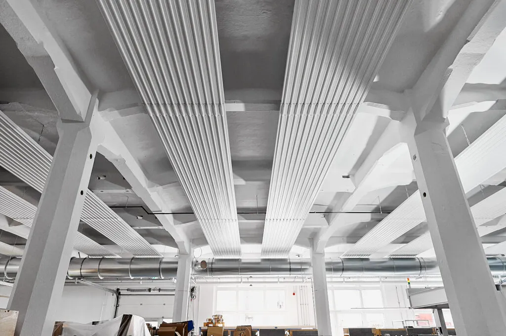 Industriefotografie bei Bechstein in Seifhennersdorf – Dokumentation der Zehnder‑Deckenheizung