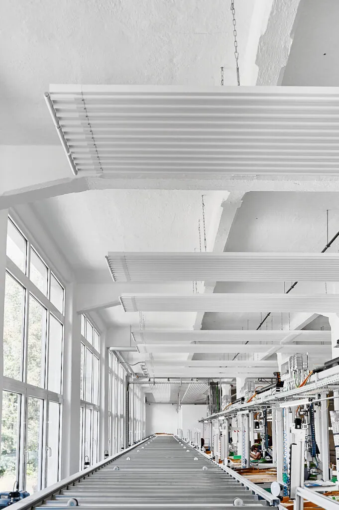 Industriefotografie bei Bechstein in Seifhennersdorf – Dokumentation der Zehnder‑Deckenheizung