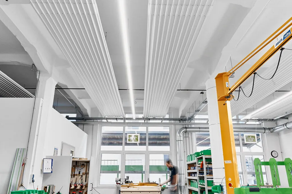 Industriefotografie bei Bechstein in Seifhennersdorf – Dokumentation der Zehnder‑Deckenheizung